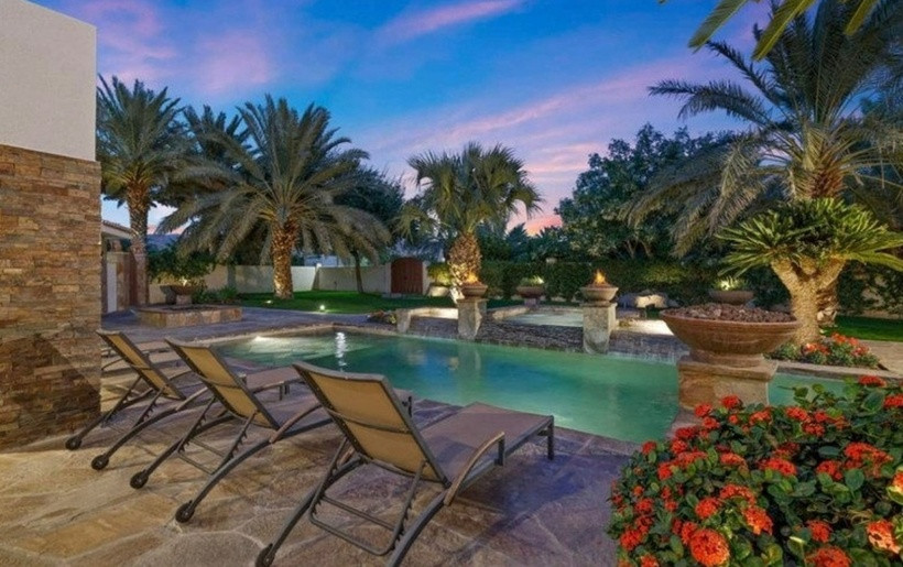 Hồ bơi, quầy bar, khu pha chế, khu nướng BBQ... được thiết kế trong khu vực sân vườn. Đây là nơi lý tưởng để gia đình quây quần bên nhau, tận hưởng bầu không khí trong lành và thư giãn sau những giờ làm việc căng thẳng.