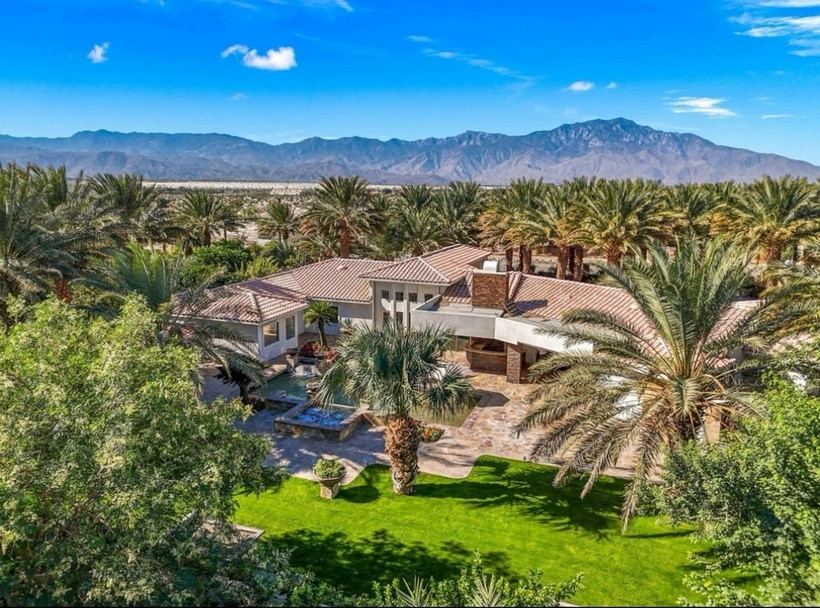 Gia đình NSƯT Bảo Quốc chính thức chuyển về sinh sống tại căn biệt thự ở Palm Springs (bang California, Mỹ) vào tháng 1/2024. Hồng Loan – con gái của NSƯT Bảo Quốc tiết lộ cơ ngơi này có giá 1,8 triệu USD (khoảng 45,9 tỷ đồng).