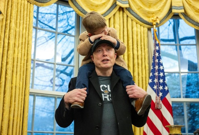 Con trai Elon Musk tại phòng làm việc của ông Trump gây sốt ảnh 2