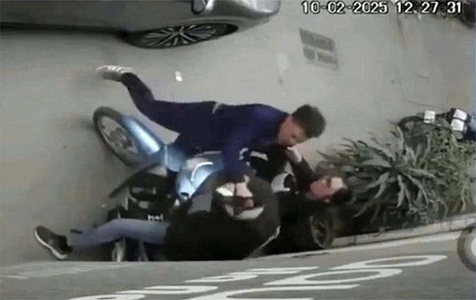 Camera nhà dân ghi lại toàn bộ quá trình hành hung của tài xế xe Lexus. (Ảnh cắt từ clip)