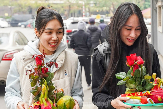 Giới trẻ Hà Nội đến chùa Hà mong sớm có người yêu