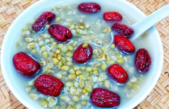 Hạt táo đỏ khiến người phụ nữ vào viện mổ cấp cứu