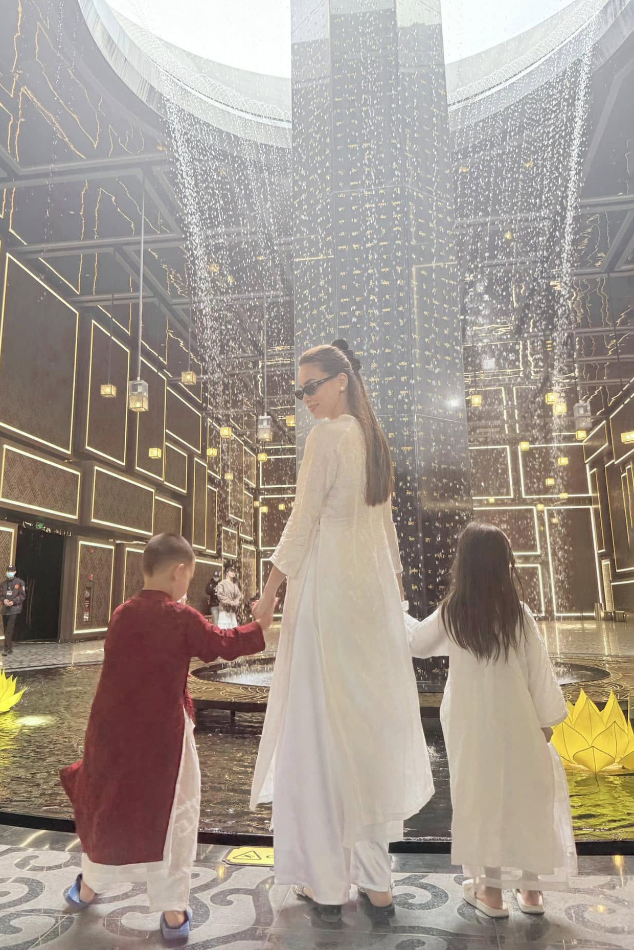 Hồ Ngọc Hà hóa 'mợ chảnh' khi diện áo dài xách túi nửa tỷ du xuân - Ảnh 7.