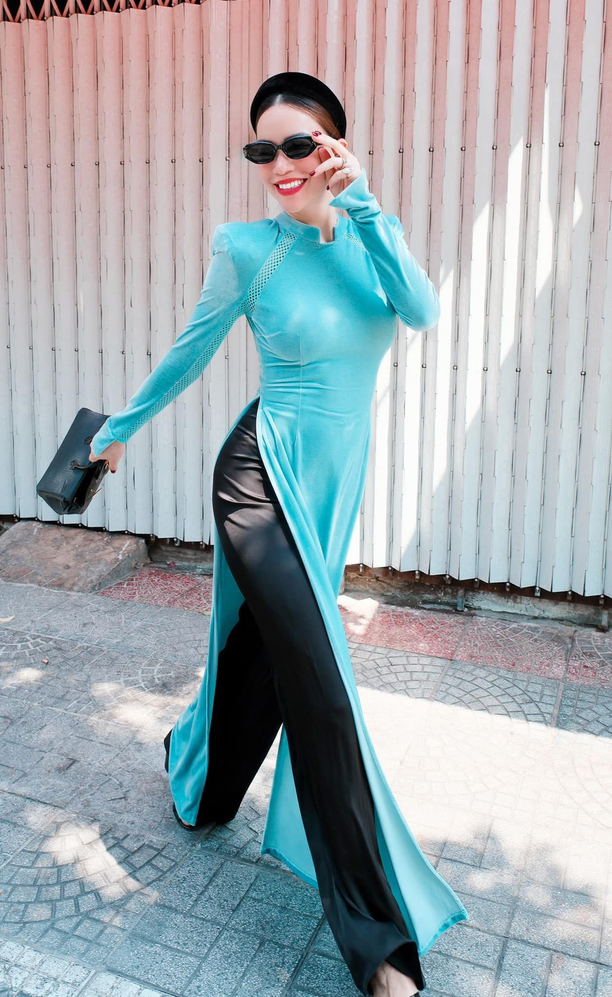 Hồ Ngọc Hà hóa 'mợ chảnh' khi diện áo dài xách túi nửa tỷ du xuân - Ảnh 1.