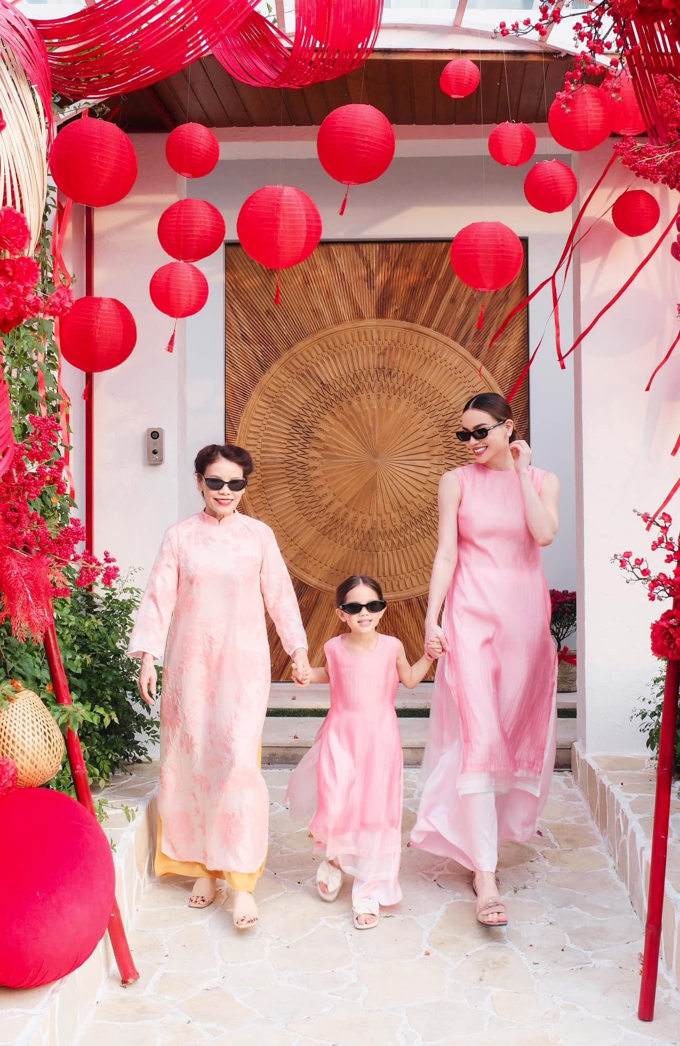 Hồ Ngọc Hà hóa 'mợ chảnh' khi diện áo dài xách túi nửa tỷ du xuân - Ảnh 6.