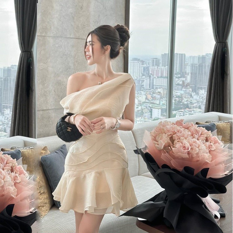 Kiểu váy này phù hợp với những dịp tiệc tùng hoặc sự kiện đặc biệt.