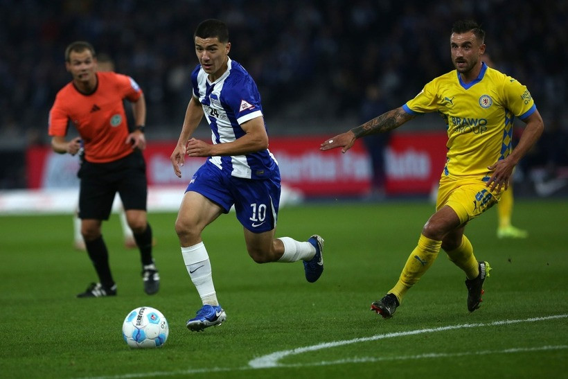 Maza sở hữu chiều cao 1m80, vị trí sở trường là tiền vệ tấn công. Ảnh: Getty.