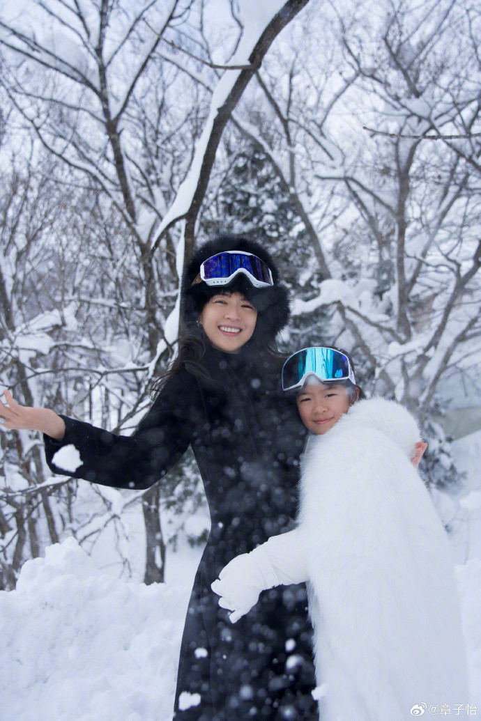 Chương Tử Di đón tuổi mới cùng con gái tại Nhật Bản, nhan sắc 'gây sốc' ở tuổi 46 - Ảnh 1