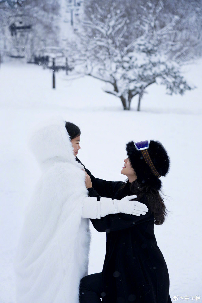 Chương Tử Di đón tuổi mới cùng con gái tại Nhật Bản, nhan sắc 'gây sốc' ở tuổi 46 - Ảnh 2