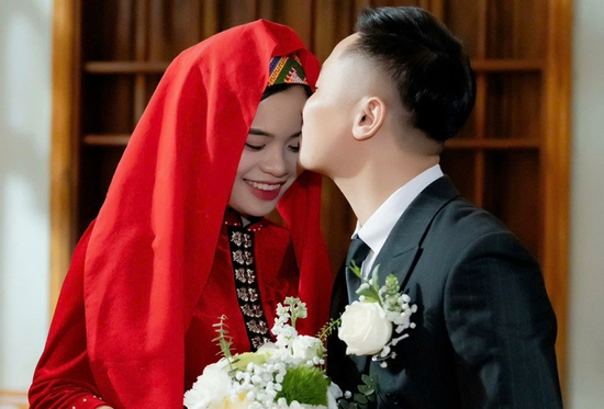 Cô dâu, chú rể thực hiện nghi thức 'lạ' trong phòng tân hôn, nhiều người tò mò