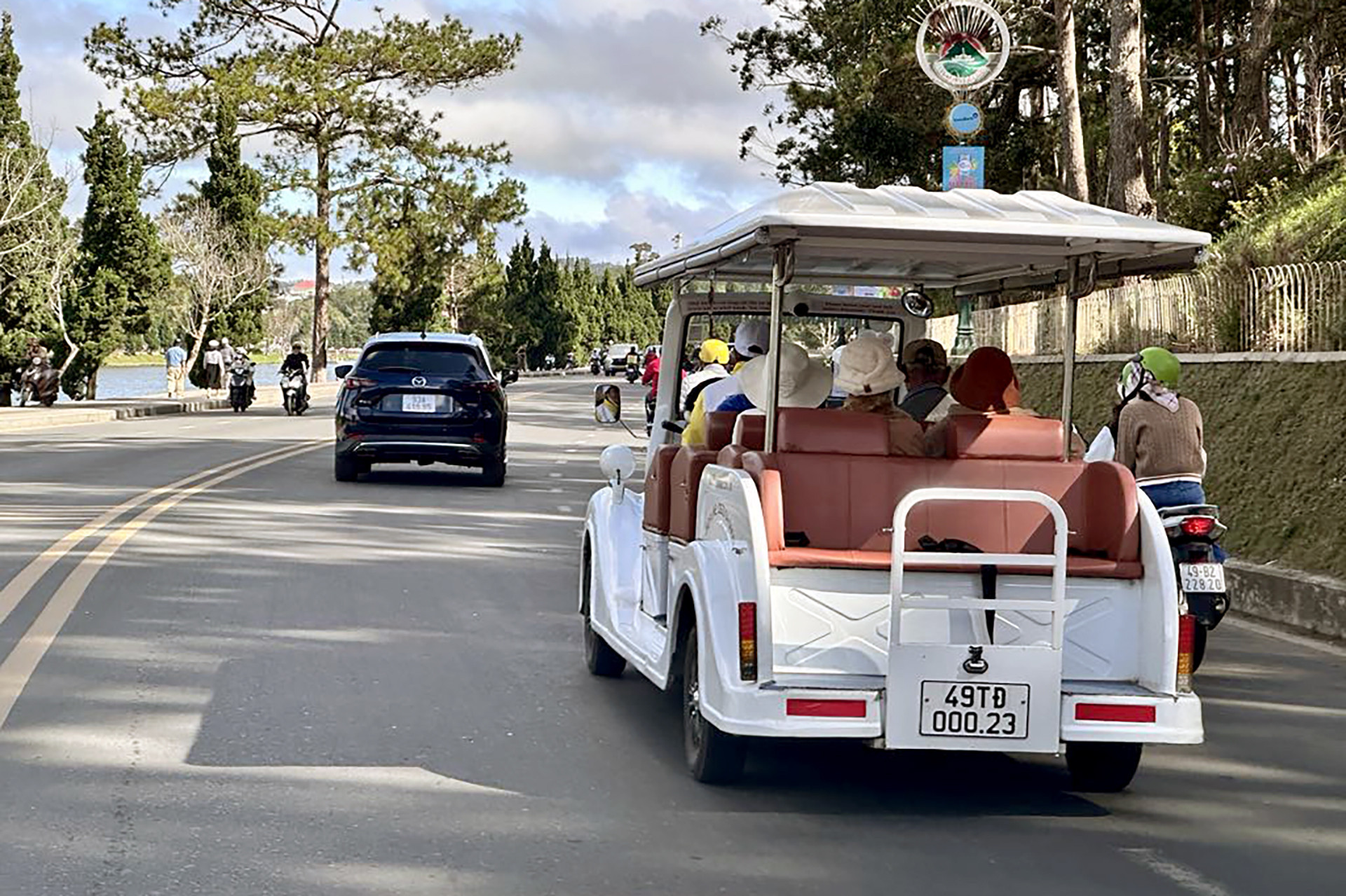 Xe 4 bánh chở khách không có khung cửa bảo vệ trên đường phố Đà Lạt (tỉnh Lâm Đồng).jpeg