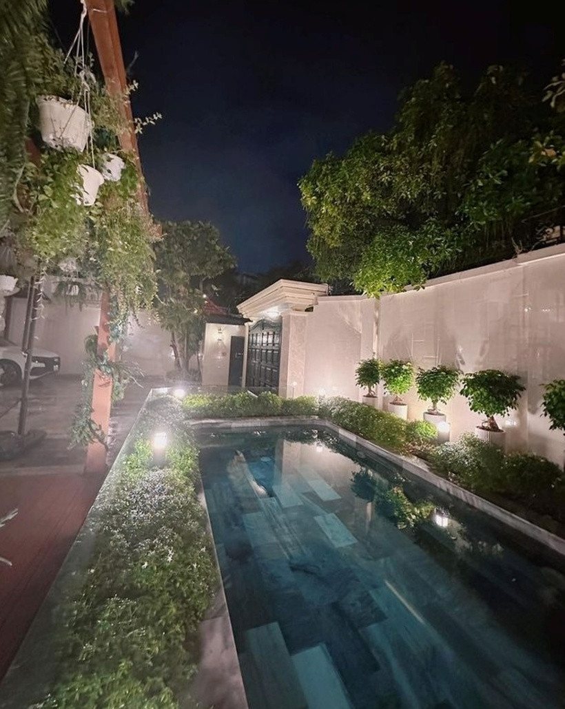 Trong nhà, Lệ Quyên thiết kế cả phòng tập gym và yoga. Hồ bơi trước sân nhà là nơi nữ ca sĩ rèn luyện sức khỏe, bên cạnh việc tập gym, yoga.