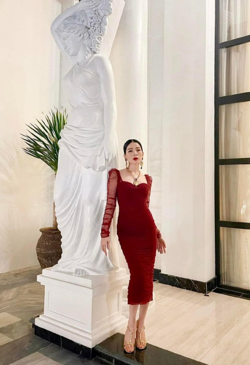 Phía trước cửa và trong nhà, Lệ Quyên trưng bày nhiều bức tượng. Cô cũng dành riêng một không gian làm gian thờ Phật.