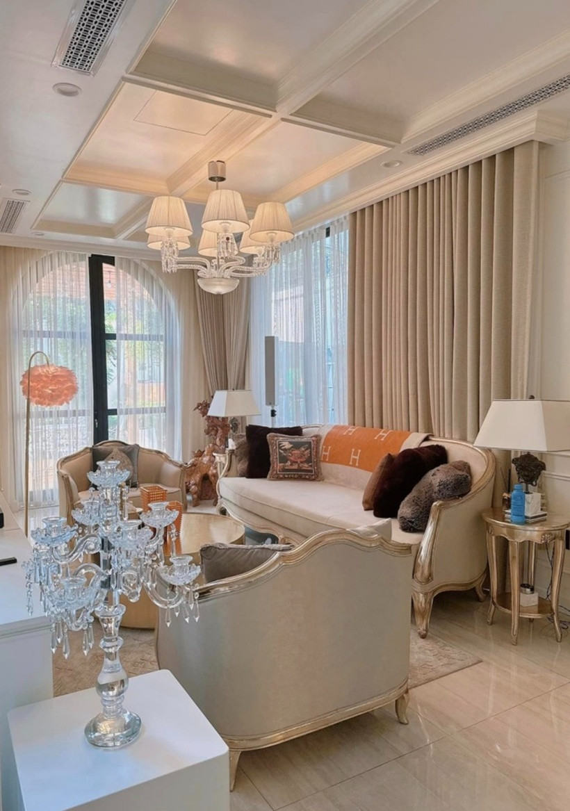 Phòng khách được thiết kế theo không gian mở, luôn ngập tràn ánh sáng với những chiếc cửa vòm.