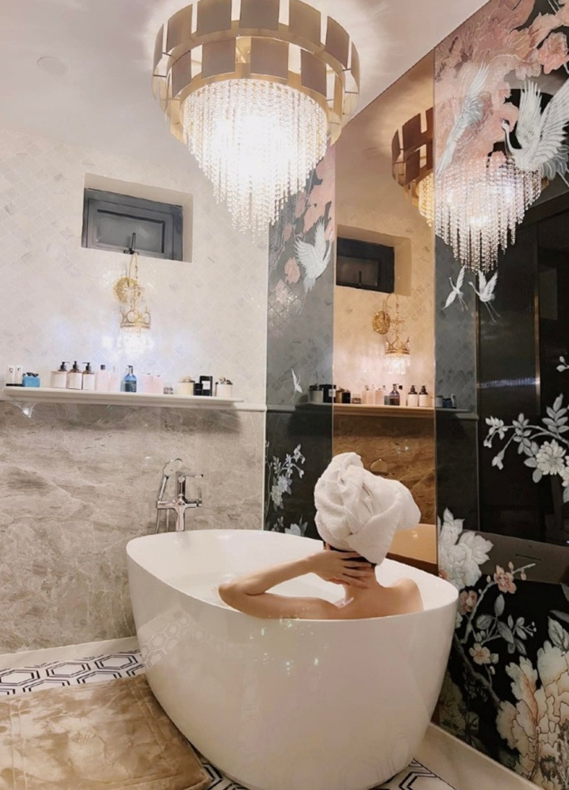 Phòng tắm rộng rãi với chiếc bồn sứ để ca sĩ có thể thư giãn.