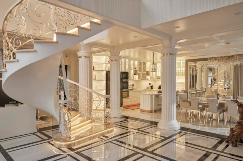 Khu vực bếp được nối liền với phòng khác, tạo cảm giác rộng rãi và ấm cúng. Lệ Quyên tiết lộ cô yêu thích không gian này nhất bởi có thể sum họp người thân, bạn bè vào dịp cuối tuần.