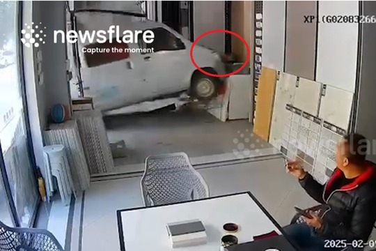 Đang ngồi hút thuốc, nam thanh niên 'đứng hình' thấy khung cảnh đáng sợ trước mắt