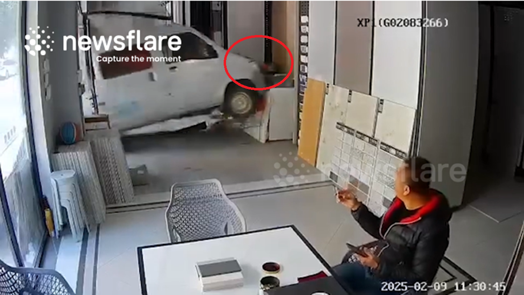 Đang ngồi hút thuốc, nam thanh niên