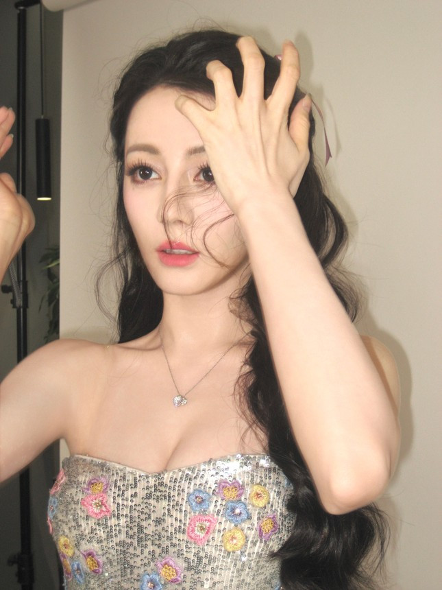 Địch Lệ Nhiệt Ba bị đe dọa ảnh 3