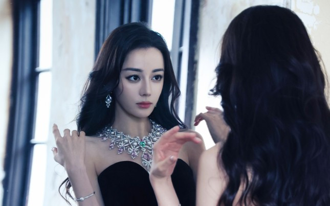 Địch Lệ Nhiệt Ba bị đe dọa ảnh 1