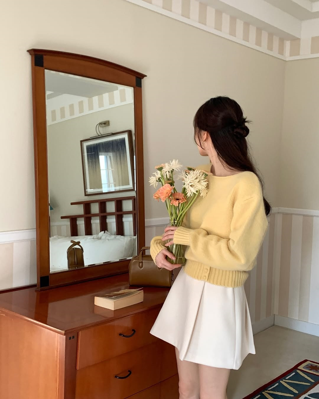 Phụ nữ ngo&agrave;i 30 tuổi sẽ trẻ trung hơn khi phối m&agrave;u trắng với 5 m&agrave;u sau - Ảnh 7.