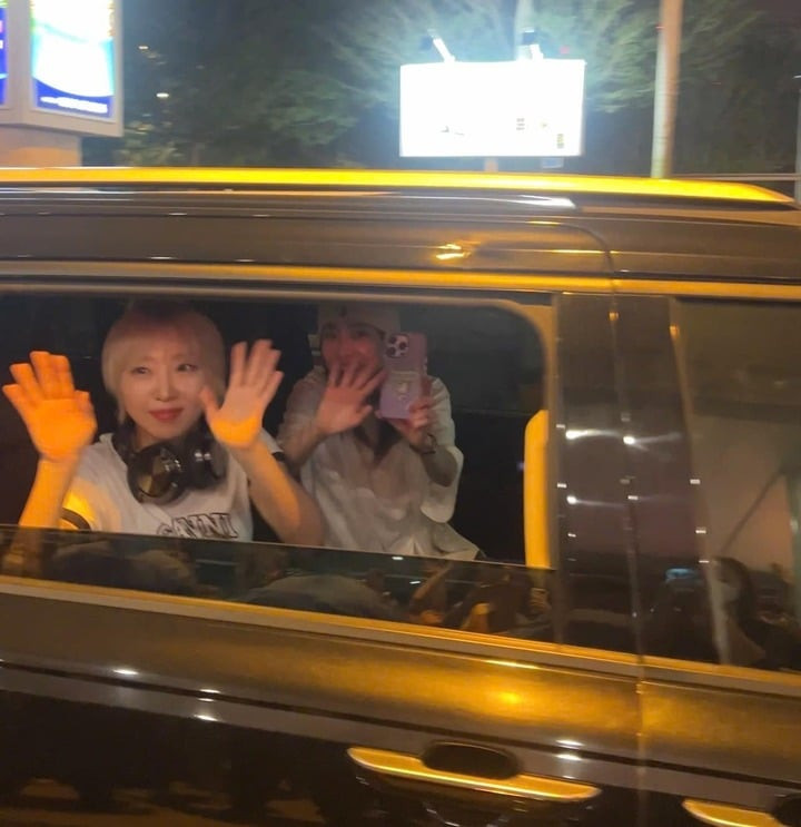 Dara và Minzy thân thiện chào fan.