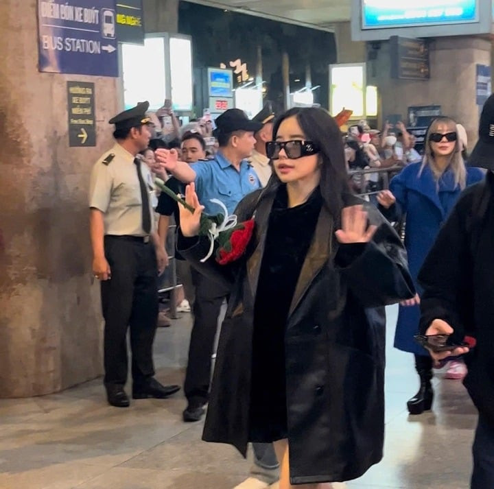 Sao Hàn 15/2: Nhóm 2NE1 tới TP.HCM, PSY xin lỗi fan vì giảm cân quá nhiều - 1