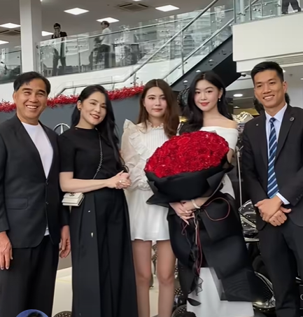 Con gái Quyền Linh 'đập hộp' xe sang hơn 7 tỷ, nhan sắc nức nở, thần thái chuẩn tiểu thư - Ảnh 3.