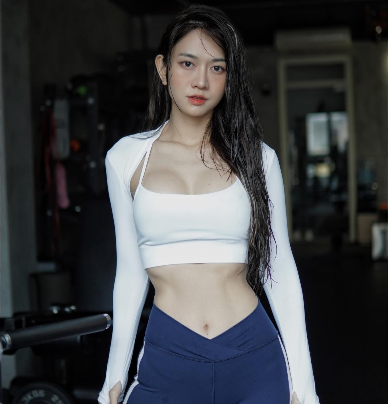 Lê Bống trở lại thói quen cũ, tự tin khoe vòng 2 sau hành trình