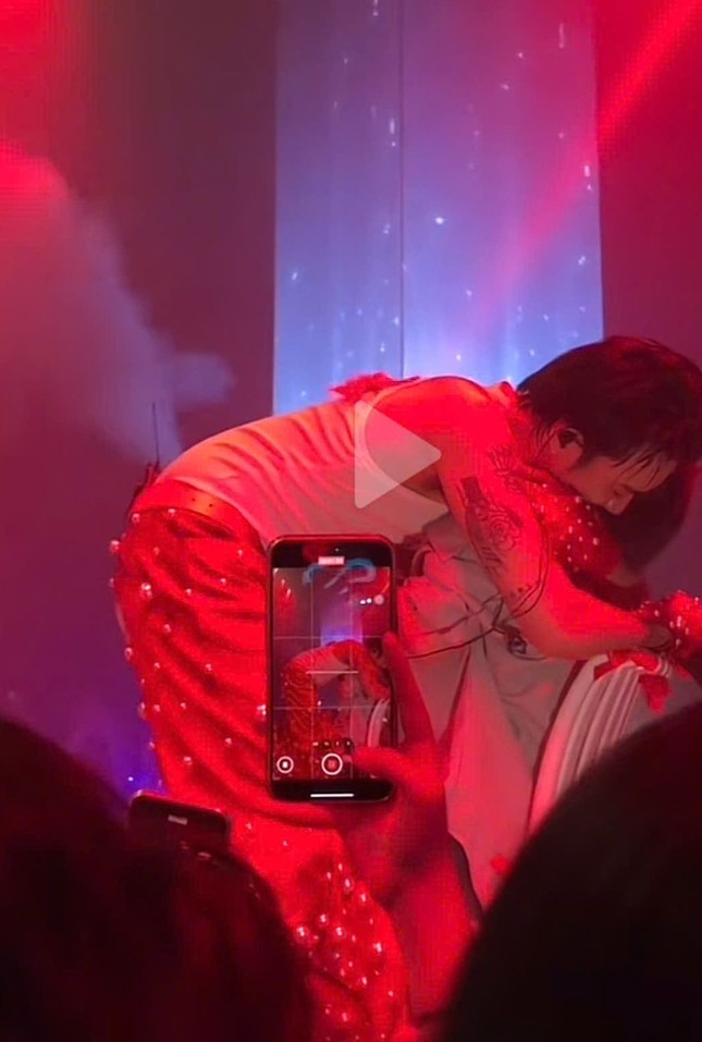 Soobin Hoàng Sơn kề má khán giả nữ ảnh 1