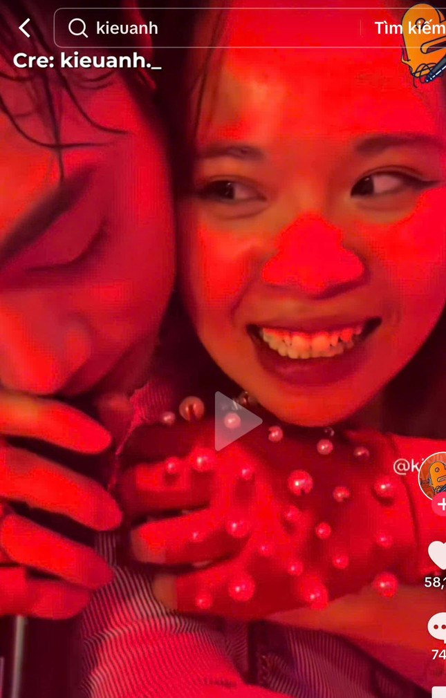 Soobin Hoàng Sơn kề má khán giả nữ ảnh 2