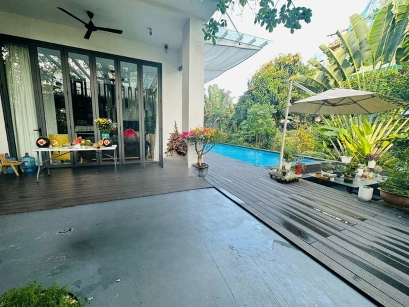 Vợ chồng Lý Hải và Minh Hà dành nhiều diện tích cho sân vườn. Đây cũng là không gian để các con anh nô đùa, sống gần gũi hơn với thiên nhiên.