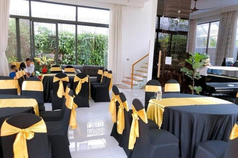 Vợ chồng Lý Hải cho lắp đặt nhiều cửa kính giúp biệt thự đón được ánh sáng tự nhiên. Ở tầng 1, các phòng được thiết kế mở, tạo thành một không gian lớn khi cần.