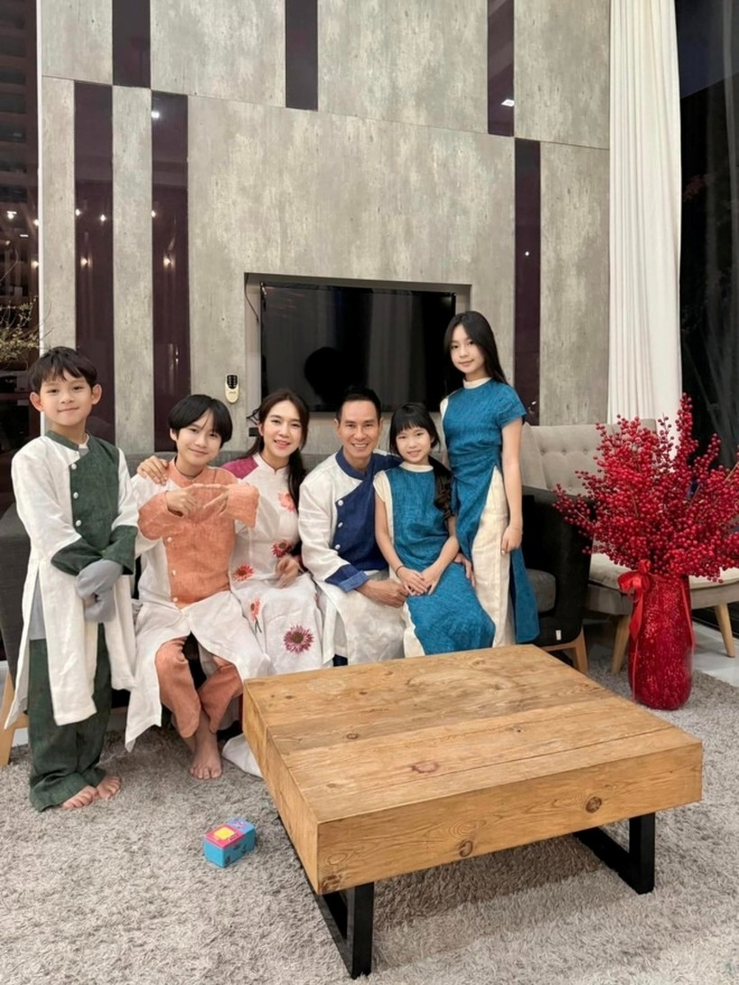 Được biết, một trong những lý do khiến vợ chồng Lý Hải quyết định chuyển về đây là họ muốn các con có thêm nhiều không gian vui chơi, sinh hoạt và gần gũi với thiên nhiên. Cũng vì lý do này, căn biệt thự có không gian rất thoải mái, có bể bơi và nhiều cây xanh.