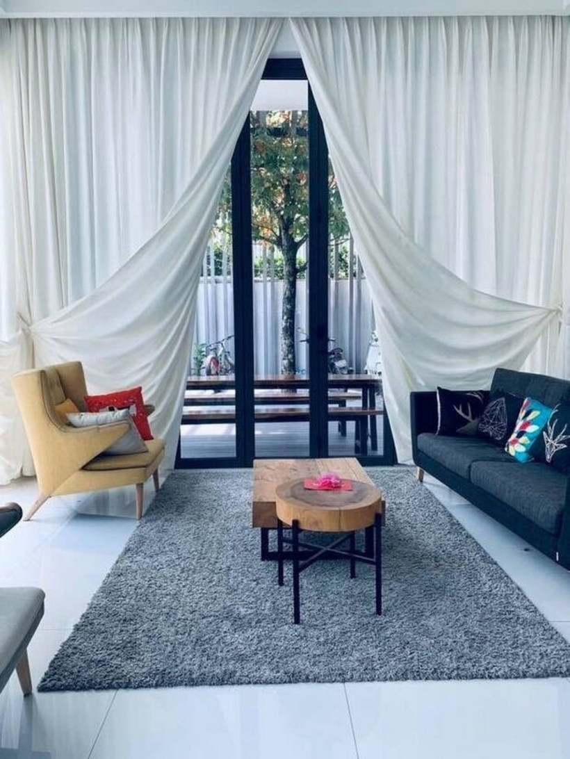 Phòng khách rộng rãi và gọn gàng, có tông màu trắng tinh tế, thiết kế hiện đại, trang trí, bày biện đơn giản mà đẹp mắt.