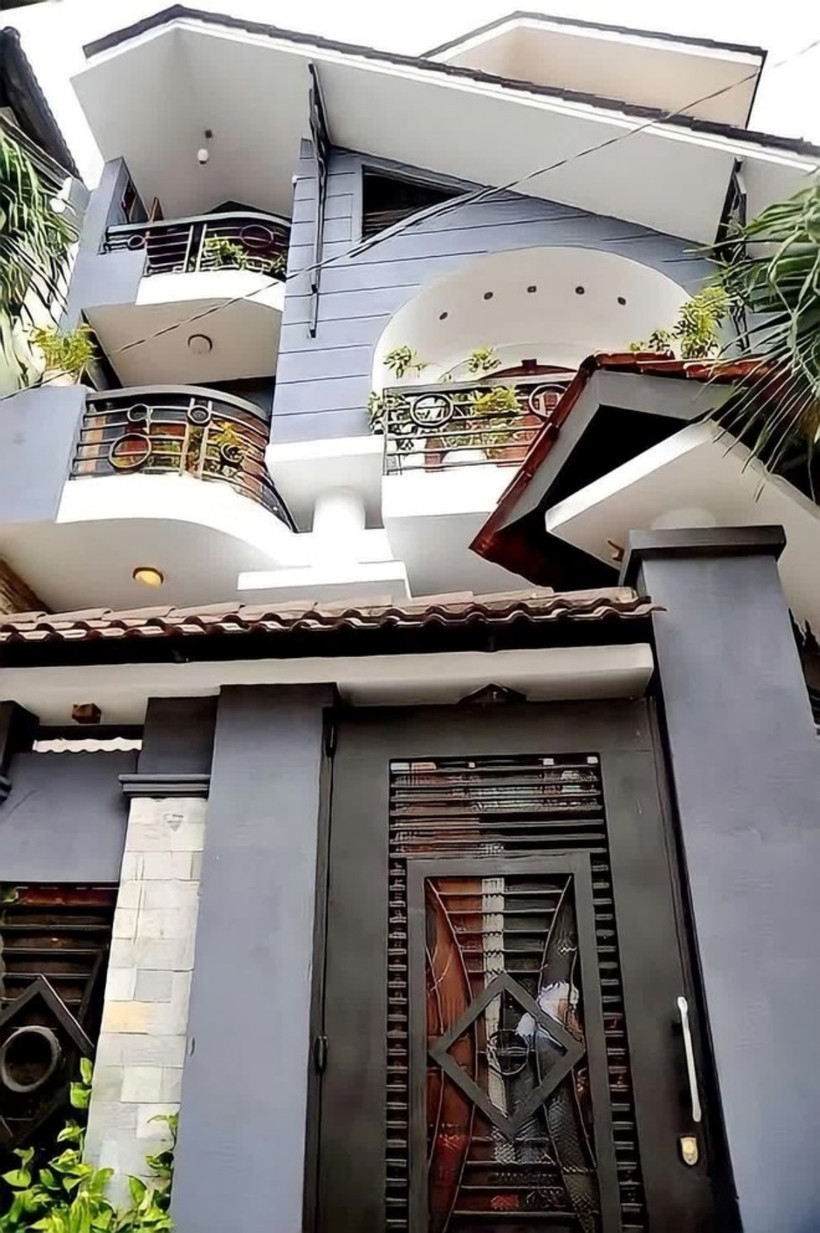 Ngoài căn biệt thự nói trên, vợ chồng Lý Hải còn sở hữu một số bất động sản khác. Trước khi chuyển về sống ở ngoại ô, gia đình sống trong một căn nhà giữa trung tâm thành phố, được cho là có giá trị khoảng 40 tỷ đồng.