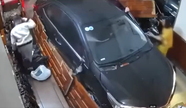 Chiếc ô tô lao thẳng vào phòng khách nhà dân. (Ảnh cắt từ clip)