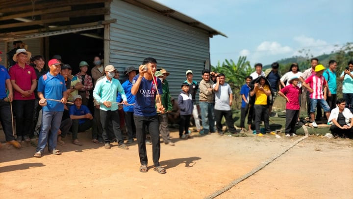 Chàng trai H'Mông gây sốt mạng với clip về trò chơi đánh cù - 2