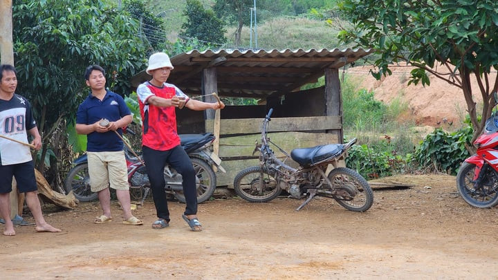 Chàng trai H'Mông gây sốt mạng với clip về trò chơi đánh cù - 1