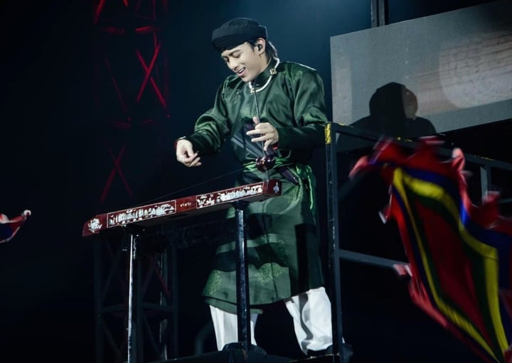 Soobin gây sốt khi chơi đàn bầu trong tiết mục