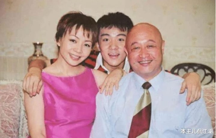 Mạnh Trí Siêu hạnh phúc bên bố mẹ.