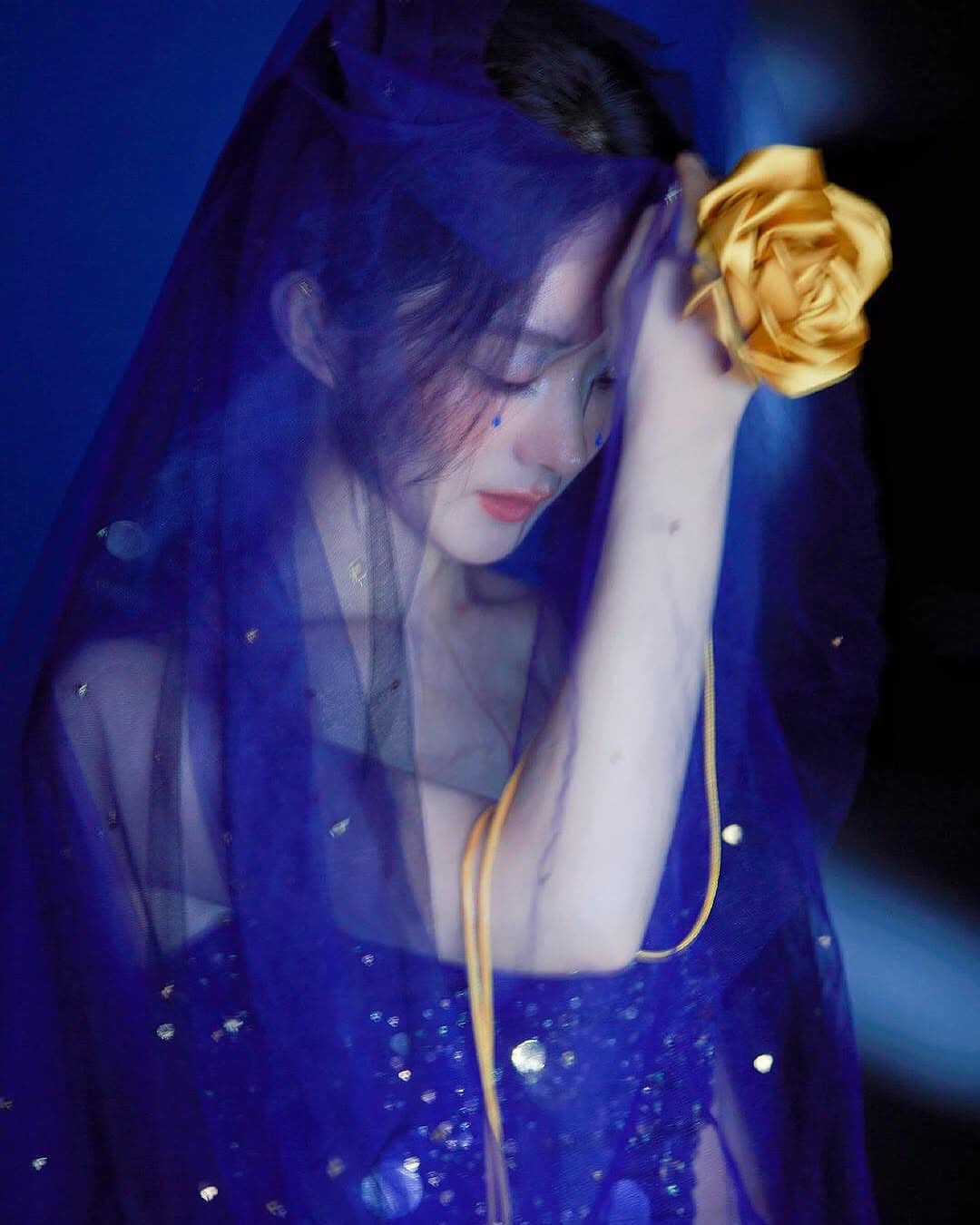 Triệu Lệ Dĩnh khoe nhan sắc 'cực phẩm' tại hậu trường buổi chụp ảnh mới - Ảnh 3