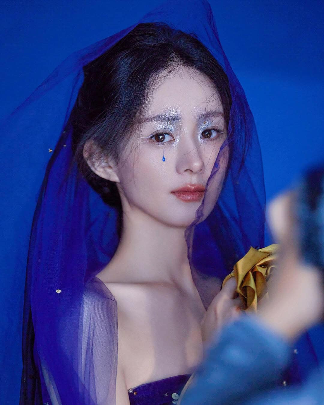 Triệu Lệ Dĩnh khoe nhan sắc 'cực phẩm' tại hậu trường buổi chụp ảnh mới - Ảnh 1