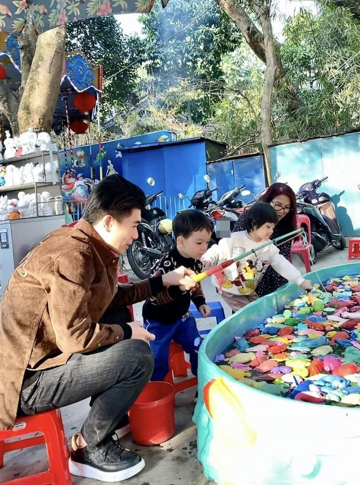 Cặp cháu song sinh của Bầu Hiển càng lớn càng yêu lộ rõ khí chất hào môn