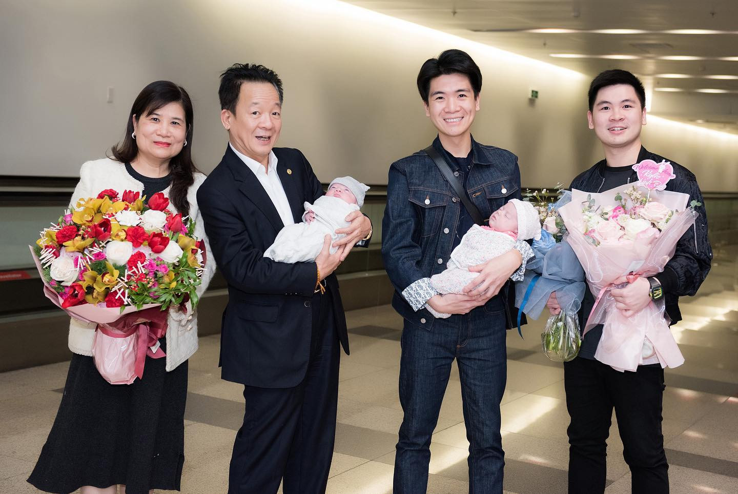 Cặp cháu song sinh của Bầu Hiển càng lớn càng yêu lộ rõ khí chất hào môn