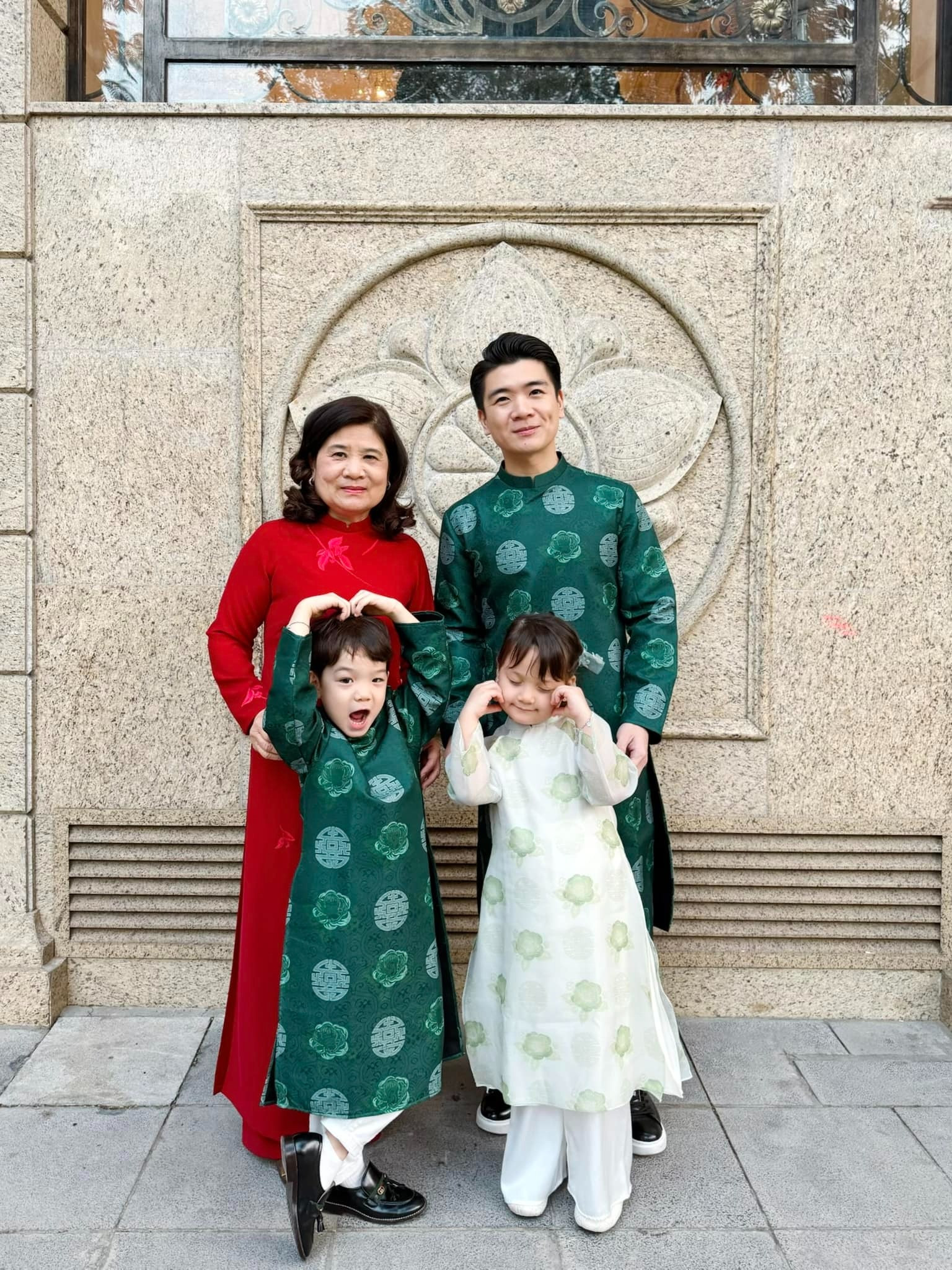 Cặp cháu song sinh của Bầu Hiển càng lớn càng yêu lộ rõ khí chất hào môn