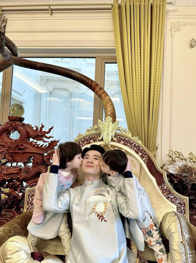 Cặp cháu song sinh của Bầu Hiển càng lớn càng yêu lộ rõ khí chất hào môn