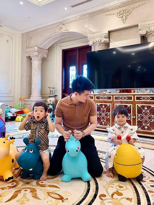 Cặp cháu song sinh của Bầu Hiển càng lớn càng yêu lộ rõ khí chất hào môn