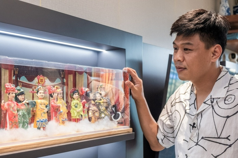 Theo Trung Ruồi, được đóng Táo quân là vinh dự của một diễn viên trẻ như anh. Vì thế, anh rất yêu qúy món quà đặc biệt này và đặt trang trọng trong phòng khách.