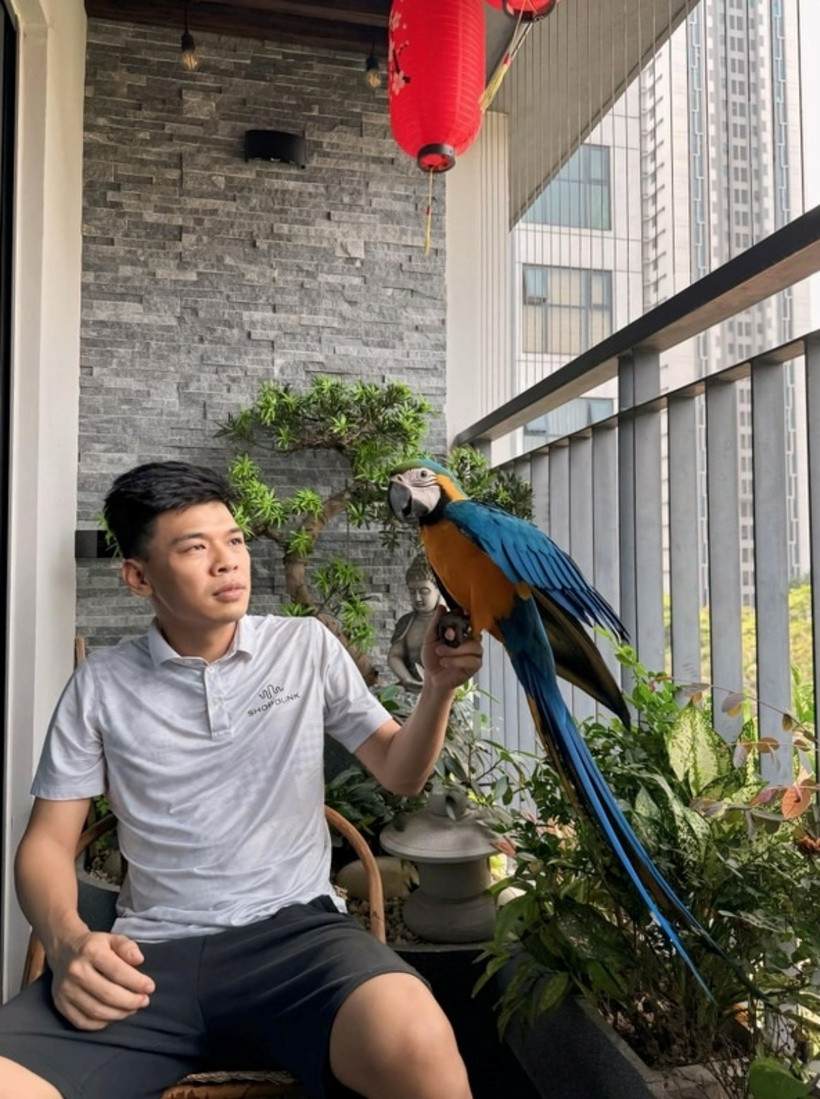 Ban công trồng nhiều cây xanh là nơi Trung Ruồi và bà xã ngồi thư giãn. Nam diễn viên cho hay, ban công ngập nắng là nơi anh yêu thích nhất trong căn nhà của mình. Ở đây, anh trồng nhiều cây xanh và đặt tượng Phật, đem lại cảm giác thư thái.